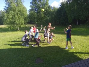 Дети на природе в летнем лагере Metsämäki Lomat в Финляндии