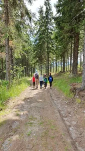 Дети на природе в летнем лагере Metsämäki Lomat в Финляндии