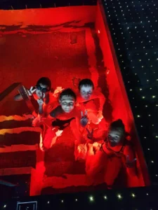 Дети на природе в летнем лагере Metsämäki Lomat в Финляндии