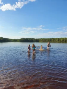 Дети на природе в летнем лагере Metsämäki Lomat в Финляндии