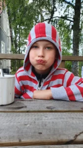 Дети на природе в летнем лагере Metsämäki Lomat в Финляндии