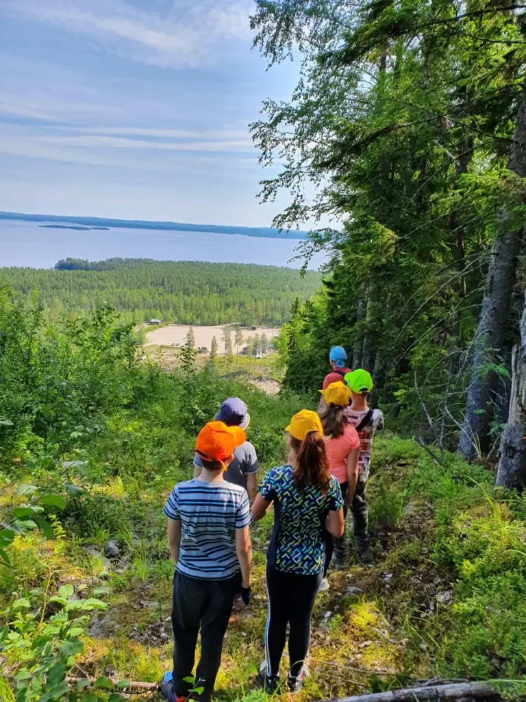 Дети на природе в летнем лагере Metsämäki Lomat в Финляндии