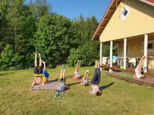 Дети на природе в летнем лагере Metsämäki Lomat в Финляндии