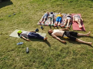 Дети на природе в летнем лагере Metsämäki Lomat в Финляндии