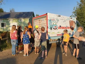 Дети на природе в летнем лагере Metsämäki Lomat в Финляндии