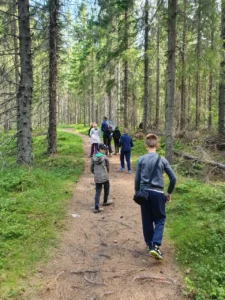 Дети на природе в летнем лагере Metsämäki Lomat в Финляндии