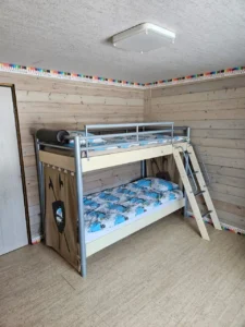 Дети на природе в летнем лагере Metsämäki Lomat в Финляндии