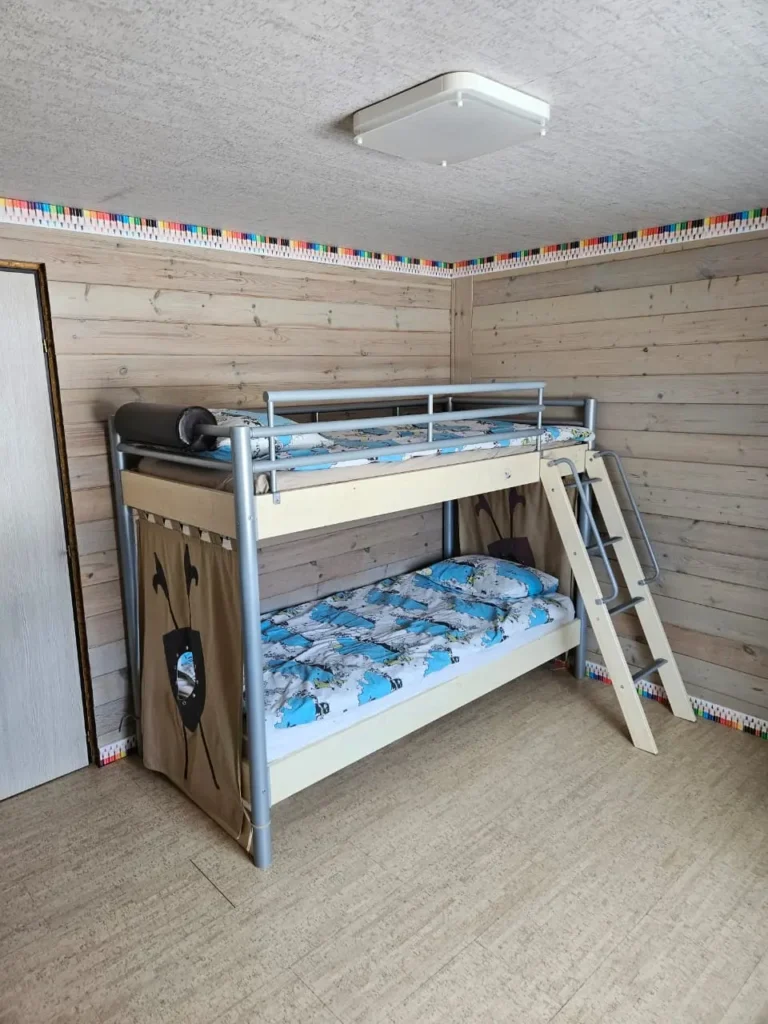 Дети на природе в летнем лагере Metsämäki Lomat в Финляндии