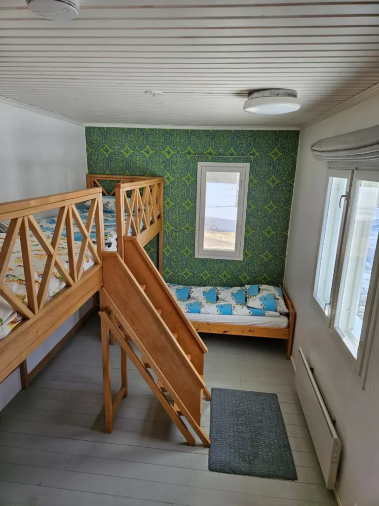 Дети на природе в летнем лагере Metsämäki Lomat в Финляндии