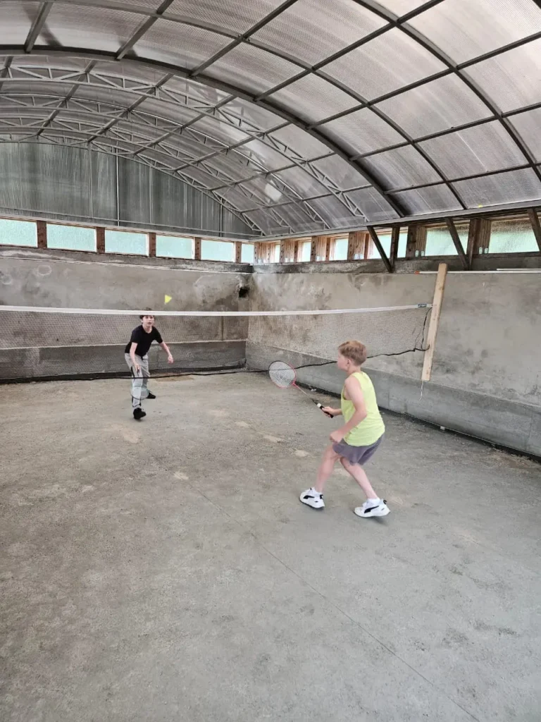 Дети на природе в летнем лагере Metsämäki Lomat в Финляндии