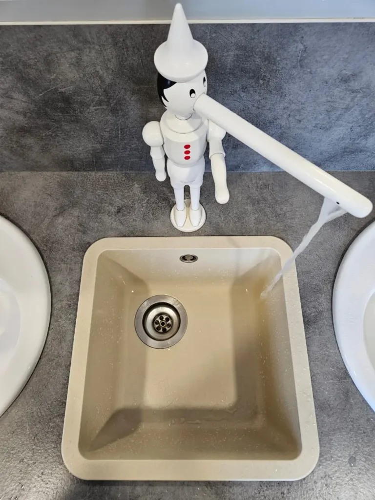 Дети на природе в летнем лагере Metsämäki Lomat в Финляндии