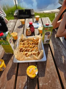 Дети на природе в летнем лагере Metsämäki Lomat в Финляндии