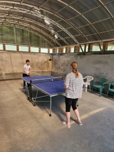 Дети на природе в летнем лагере Metsämäki Lomat в Финляндии