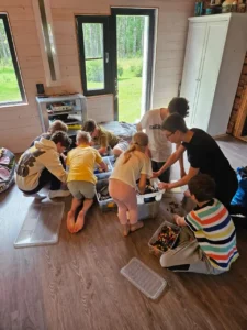 Дети на природе в летнем лагере Metsämäki Lomat в Финляндии