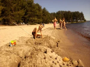 Дети на природе в летнем лагере Metsämäki Lomat в Финляндии