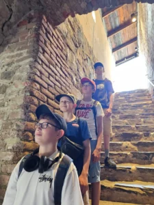 Дети на природе в летнем лагере Metsämäki Lomat в Финляндии