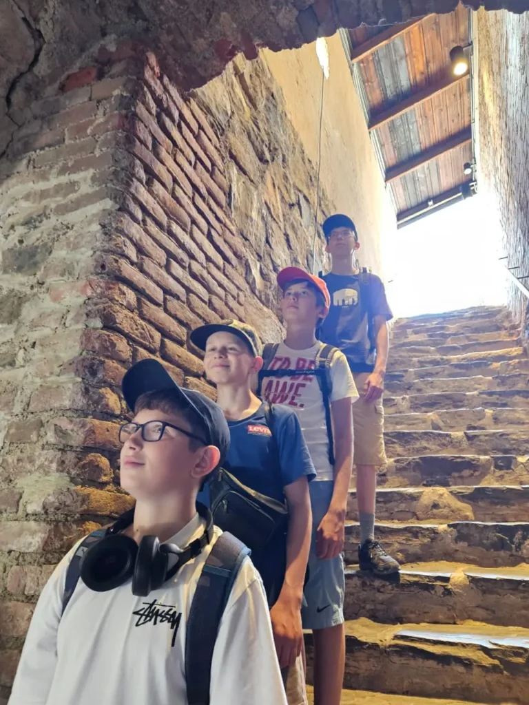 Дети на природе в летнем лагере Metsämäki Lomat в Финляндии