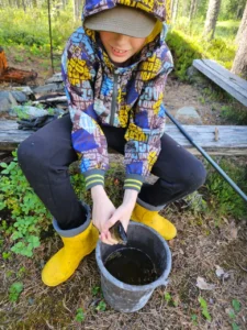 Дети на природе в летнем лагере Metsämäki Lomat в Финляндии