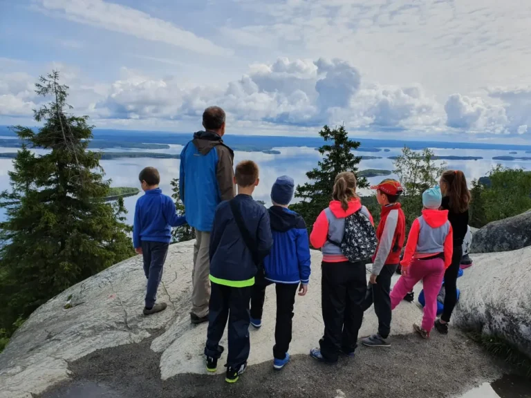 Дети на природе в летнем лагере Metsämäki Lomat в Финляндии