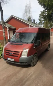 Дети на природе в летнем лагере Metsämäki Lomat в Финляндии