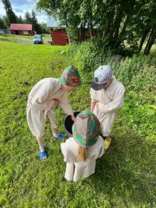 Дети на природе в летнем лагере Metsämäki Lomat в Финляндии
