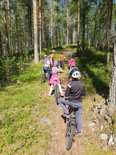 Дети на природе в летнем лагере Metsämäki Lomat в Финляндии