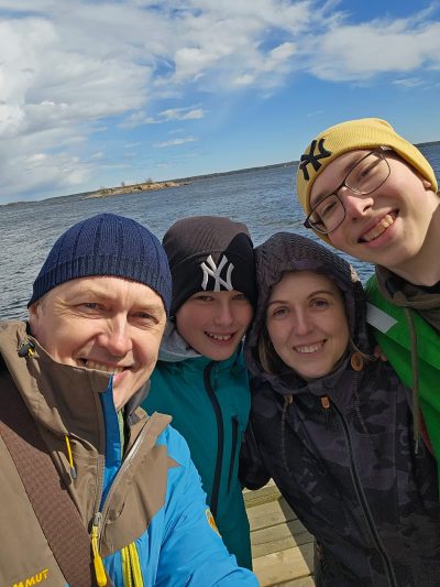 Дети на природе в летнем лагере Metsämäki Lomat в Финляндии, наша команда